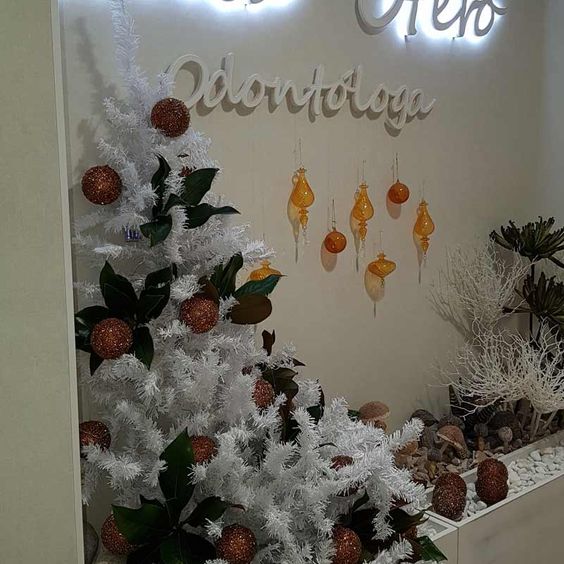 Clínica Dental Sonia Otero letrero y árbol de navidad
